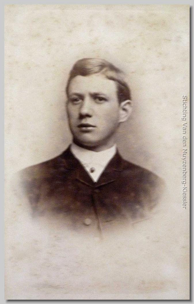 Portret van een hele jonge man