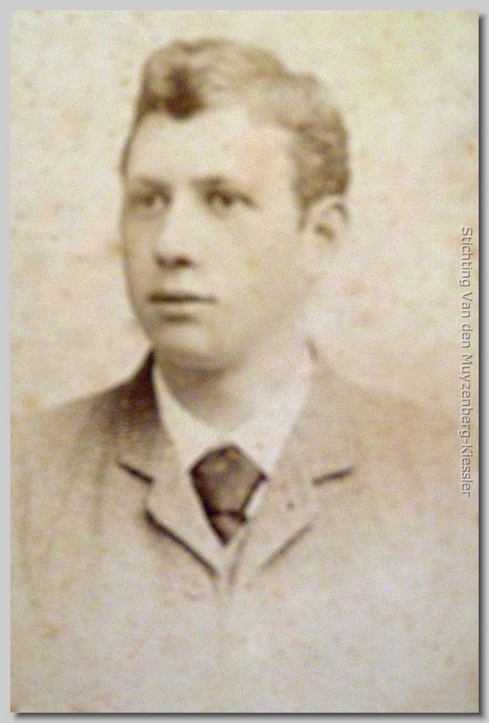 Portret van een ernstige jonge man