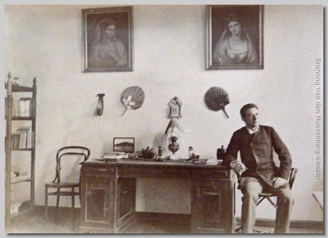 Foto van een jongeman leunend op een bureau