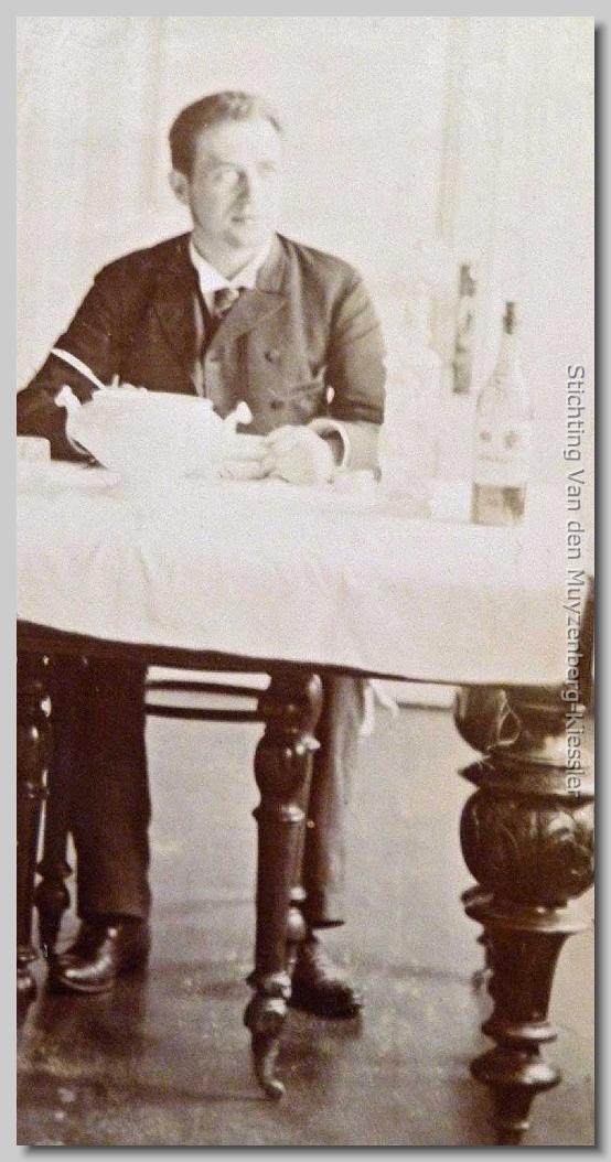 Jongeman zittend aan een eettafel met een soep bowl voor zich