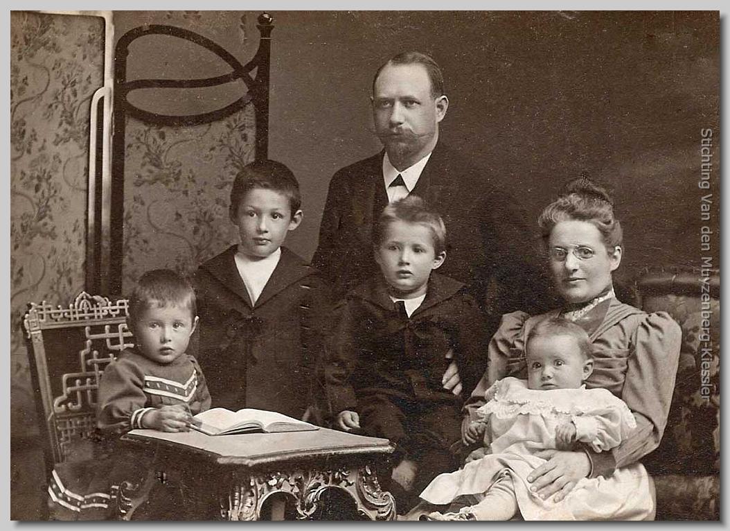 De familie zittend met Kees en Leendert staand achter hen.