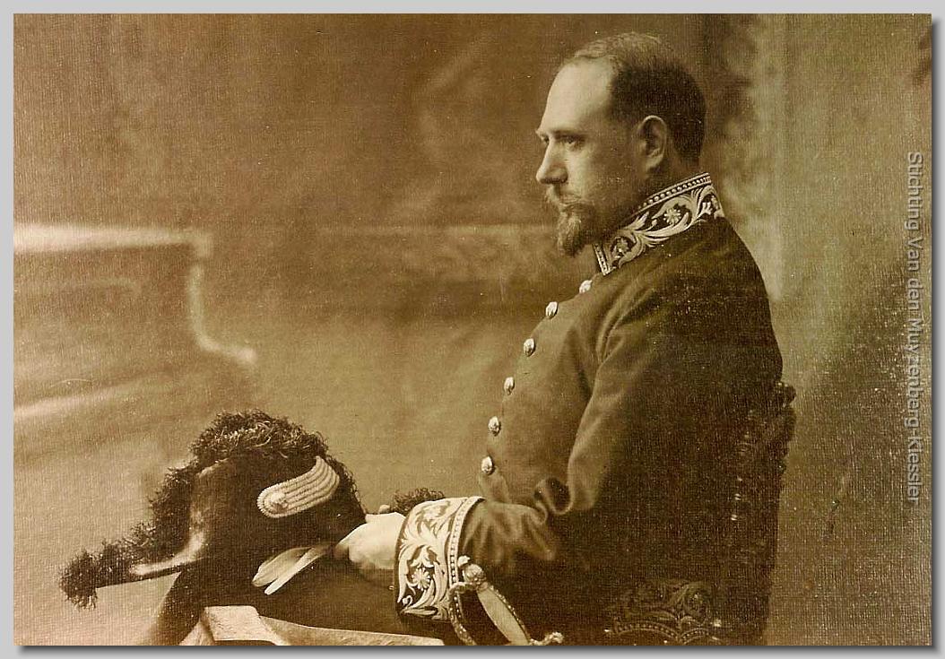 Heer in officieel consul uniform met een bijzonder hoofddeksel in de hand