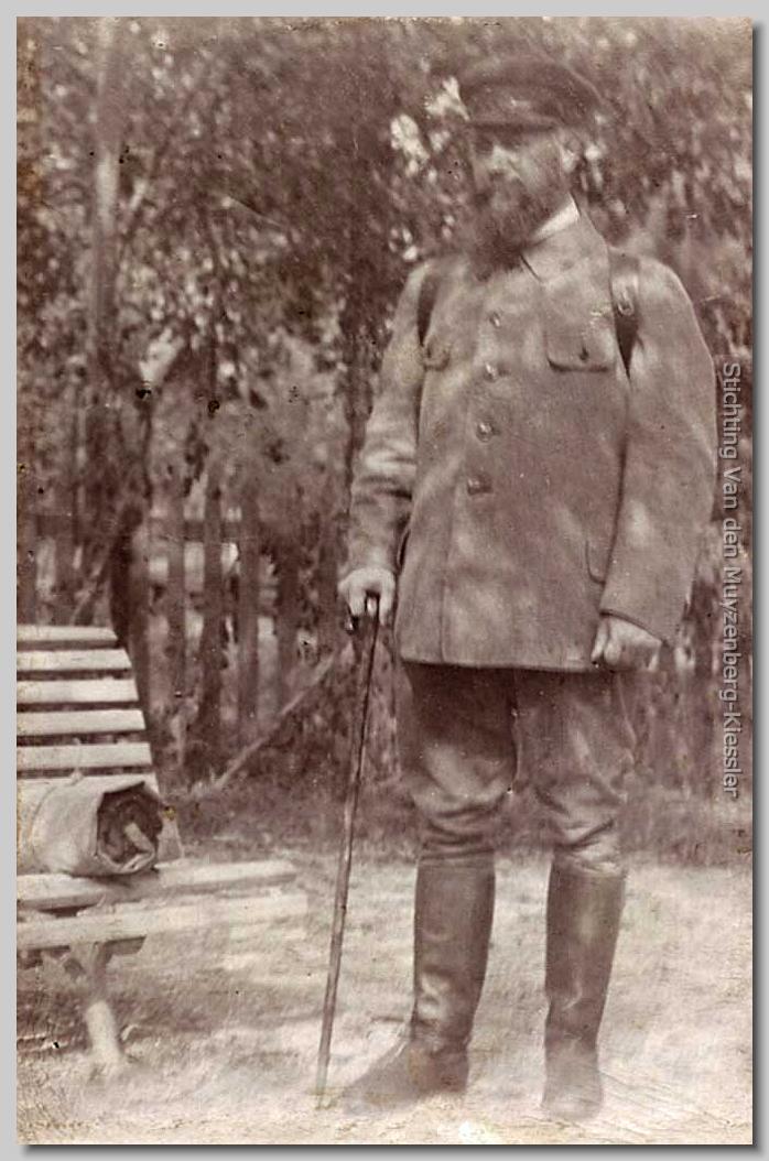 Heer gekleed voor een wandeltocht in de Kaukasus met een wandelstok