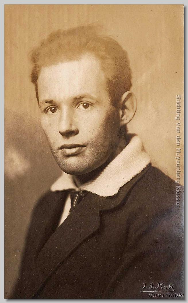 Portret van Kees in kostuum, das en wit overhemd