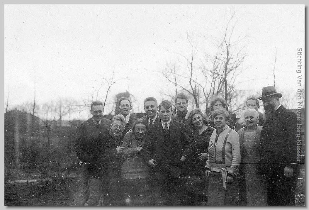 Groep mensen voor naakte bomen