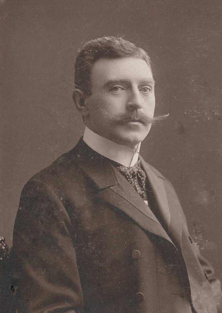 Portret van heer met grote snor