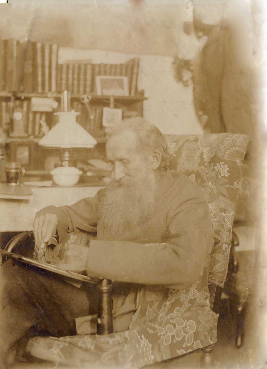 Oudere man in een luierstoel binnenshuis