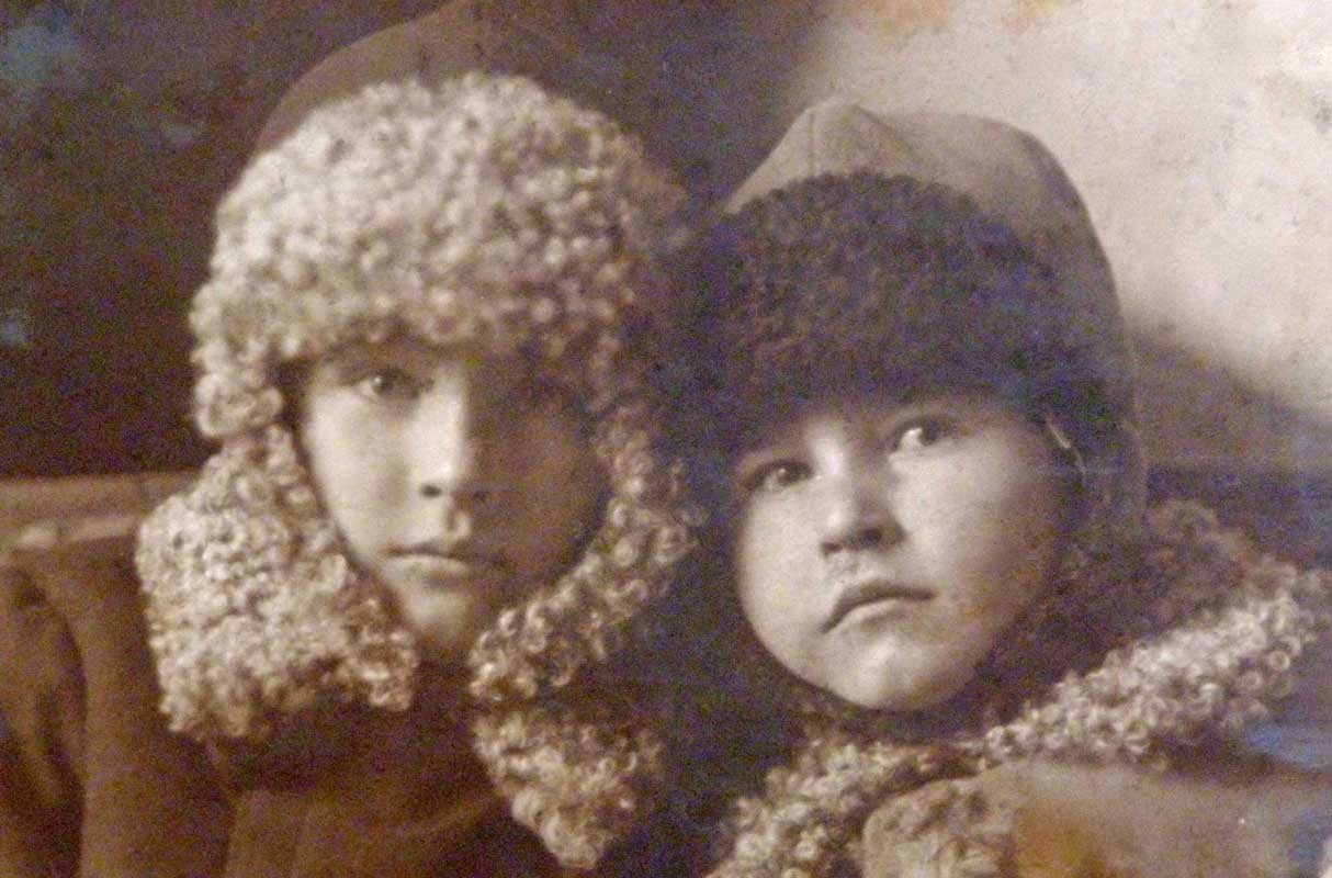 Twee kinderen met dikke met bont gevoerde mutsen