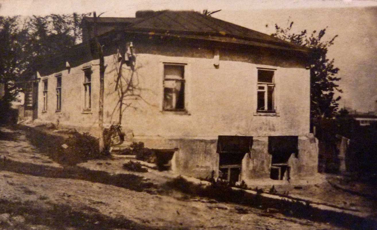 Wit huis met 3 etages aan onverharde weg