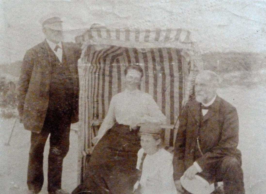 4 mensen op het strand