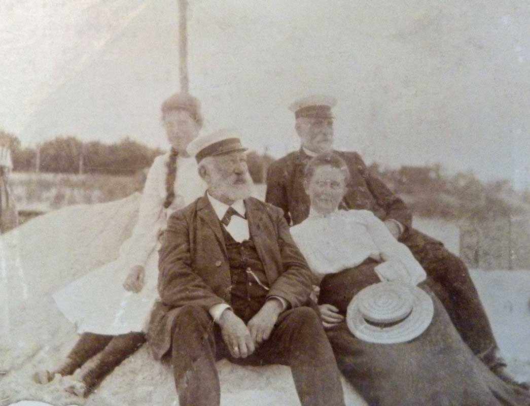 Vier mensen op een zandhoop