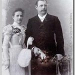 Trouwfoto, 1898 bruidspaar staand bij de fotograaf
