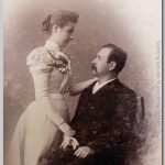 Trouwfoto, 1898 bruidspaar, leen zittend en Olga staand bij de fotograaf