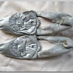 Trouwschoentjes, 1898 Zilverkleurige schoentjes uit heel soepel leer