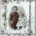 Kees en Erwin, 1902 Kees staand met een zweep in de hand en de andere hand op de schouder van Erwin zittend