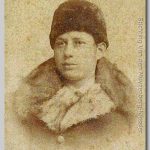 Leendert Willem, 1890 portret van een jongeman met dikke bontjas en bontmuts