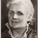 dame met witte haren en kraagje door een medaillon vast gehouden