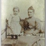 Olga en Erwin, 1902 Erwin staand naast z'n moeder op de bank met een zweep in de hand