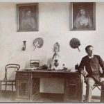 Leendert Willem, 1893 Foto van een jongeman leunend op een bureau