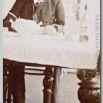 Leendert Willem, 1894 Jongeman zittend aan een eettafel met een soep bowl voor zich