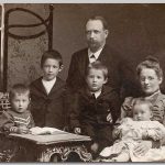 Gezin van den Muyzenberg, 1905 De familie zittend met Kees en Leendert staand achter hen.