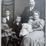 Gezin van den Muyzenberg(2), 1905 Staande foto met zelfde opzet als de vorige