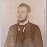 Leendert Willem, 1897 Portret van een jongeman met een hele brede das, baard en naar achteren gekamde haren