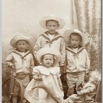 4 kinderen, 1906 drie jongens in matrozenpakjes en meisje met poppenwagen