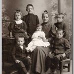Gezin, 1909 Olga omringd door 6 kinderen bij de fotograaf