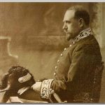 Leendert Willem 1904 Heer in officieel consul uniform met een bijzonder hoofddeksel in de hand