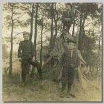 Kees, Erwin en Dick, 1910 Drie kinderen bij een zelf gemaakte tent van doeken