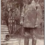 Leendert Willem, 1916 Heer gekleed voor een wandeltocht in de Kaukasus met een wandelstok