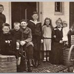 Blaricum, 1914 Het gezin staand en zittend bij de voordeur