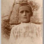 Erwin, 1914 Portrait buitengekomen met naaldbomen bij een dak