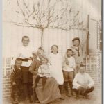 Gezin, 1914 Het gezin bij een leiboom tegen de muur van het huis