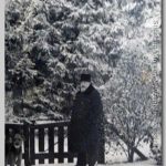 Leendert Willem, 1940 Foto van Leen met een hond (Moortje?) in een sneeuw landschap