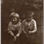 Gerard en Theo, 1915 twee jongetjes zittend in het gras opkijkend naar de kamera