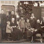 Gezin, 1917 Allen staand en zittend bij de voordeur