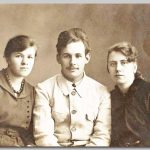 Kees, Nastia en vriendin (links), 1919 Drie jongeren zittend voor een muur binnenshuis
