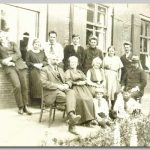 Gezin, 1922 Famille poserend voor het huis, met hond, poes en planten op de voorgrond