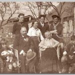 Gezin, 1920/1922 De jongens en Lydia in padvinders kostuum, behalve Leendert die een pak met das aan heeft