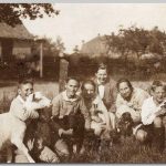 Lydia en Gerard, 1922 zes jongeren, drie honden en een geit zittend op het gras