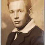 Kees, 1924 Portret van Kees in kostuum, das en wit overhemd
