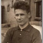 Theo, 1926 Jonge man met grote haarbos en gekruiste armen