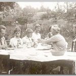 Erwin, Gerard en Olga met anderen, 1928 Aan tafel onder de waslijn en een pot marmite op de tafel