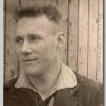 Leendert, 1927 Jongeman voor een fouten muur
