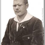 Johan, 1928 Jongeman met bril , ribfluweel colbertje, strop das en wit overhemd met grote kraag.