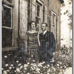 Erwin en Nel, 1930 jong paar met de boerderij te soest op de achtergrond en veel bloemen op de voorgrond