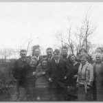 Gezin, 1930 Groep mensen voor naakte bomen