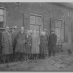 Gezin, 1930 Groep mensen in winterjassen met een hond